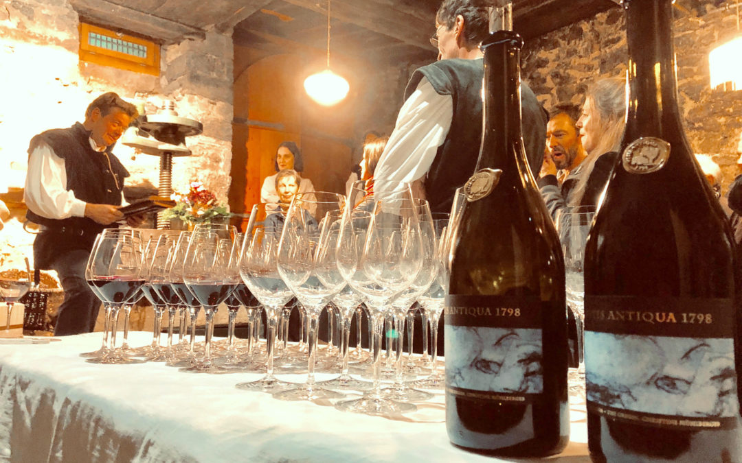 À Loèche, on vernit la cuvée 2018 de Vitis Antiqua 1798 issue de la plus vieille vigne vivante de Suisse